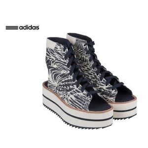 𝑅 𝒶 𝓇 𝑒 | 𝒜𝒹𝒾𝒹𝒶𝓈 𝒩𝒶𝓋𝓎 𝒮𝒽𝑜𝑒𝓈